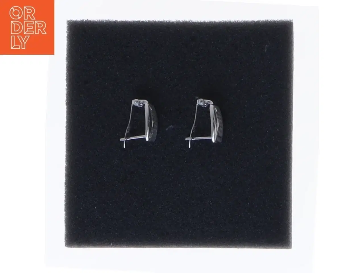 Billede 3 - Sølv øreringe med æske (str. 1 cm)