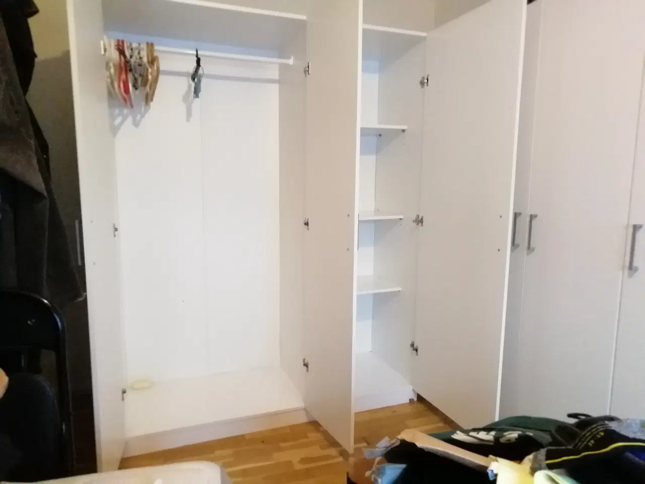 Billede 2 - Hvidt klædeskab, tre døre 