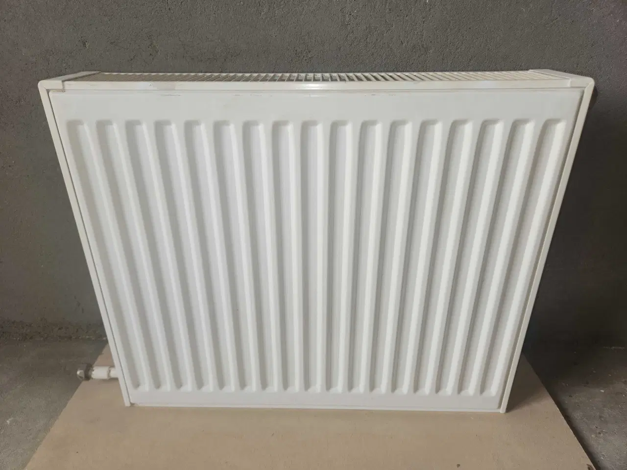 Billede 1 - Brugt fjernvarme radiator 