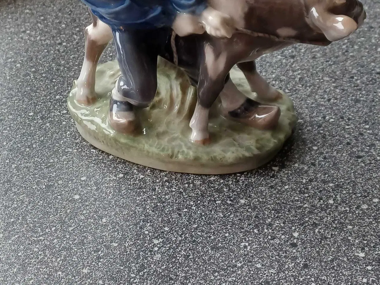 Billede 2 - ROYAL COPENHAGEN. Dreng med kalv.