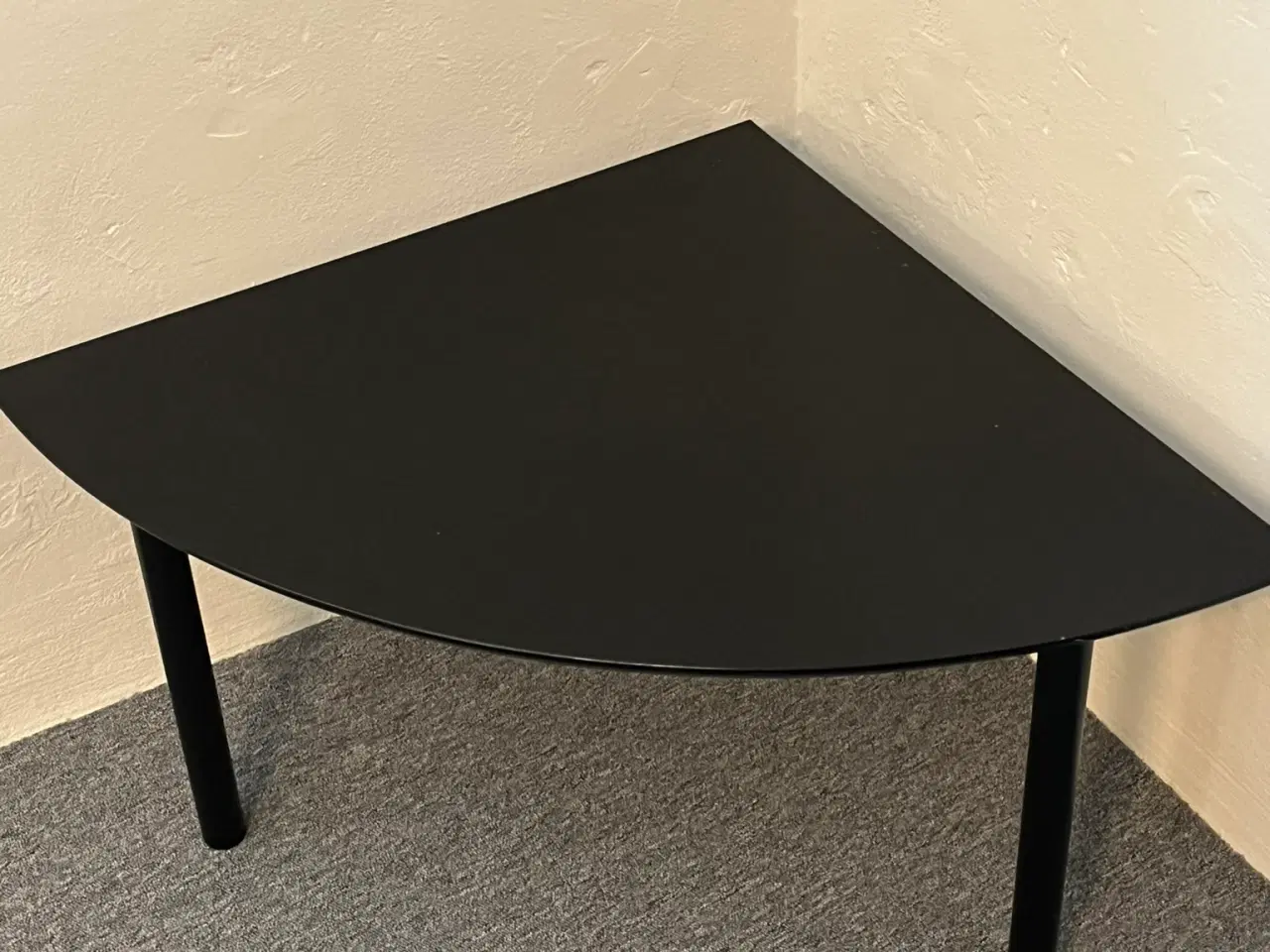 Billede 2 - Lille bord, vinkel runding, 67 cm, sort