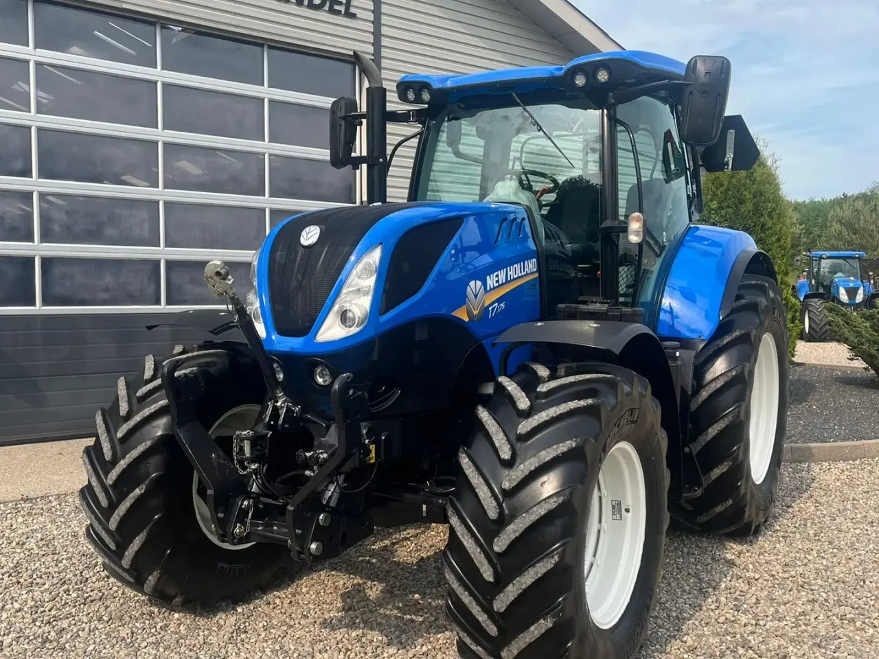 Billede 10 - New Holland T7.175 RangeCommand med frontlift. Meget velholdt gård traktor.