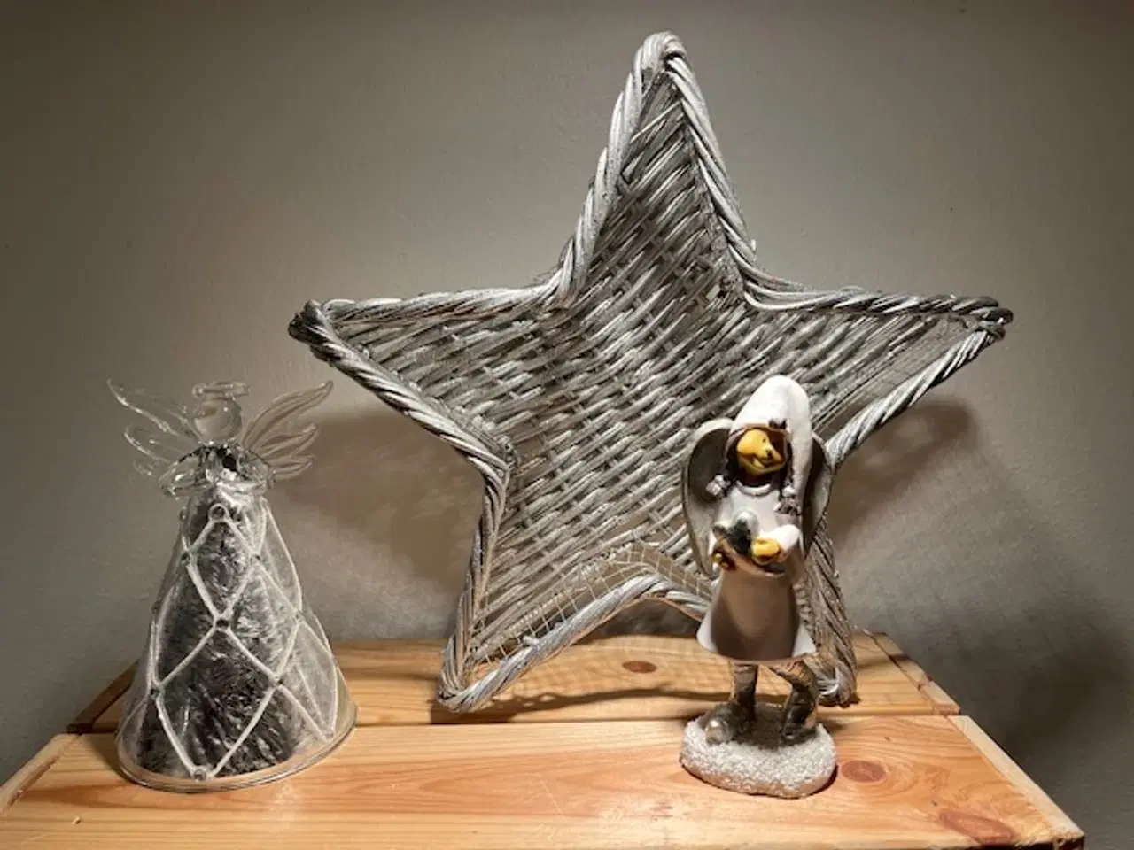 Billede 4 - Smukt dekorationssæt: Sølvstjerne og to fine engle