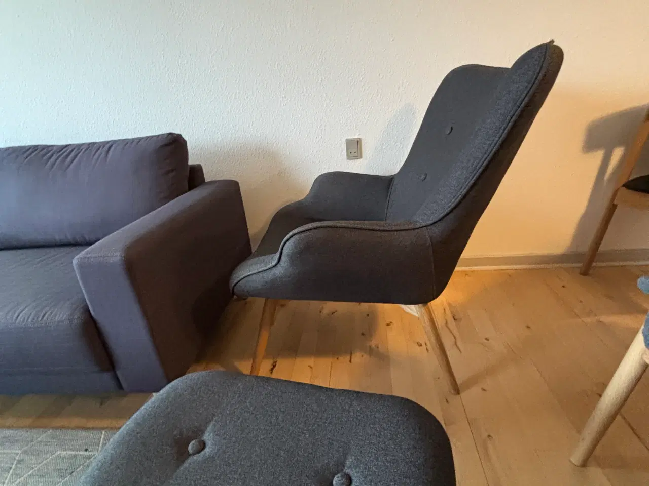 Billede 2 - Lænestol med skammel i grå stol