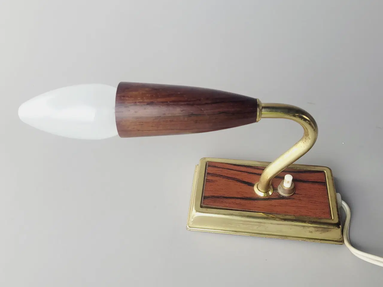 Billede 6 - ⭐️· Super flot retro væglampe i teak og messing