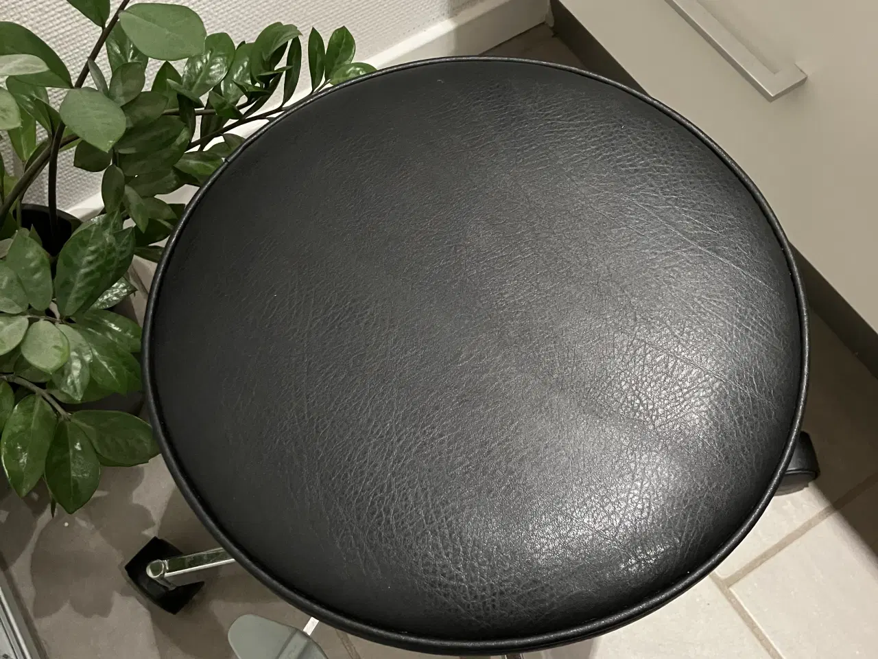 Billede 2 - Taburet med hjul og pumpe