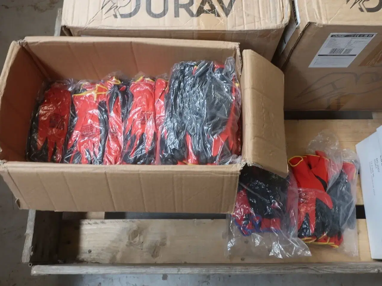 Billede 2 - Handsker og fugemasse