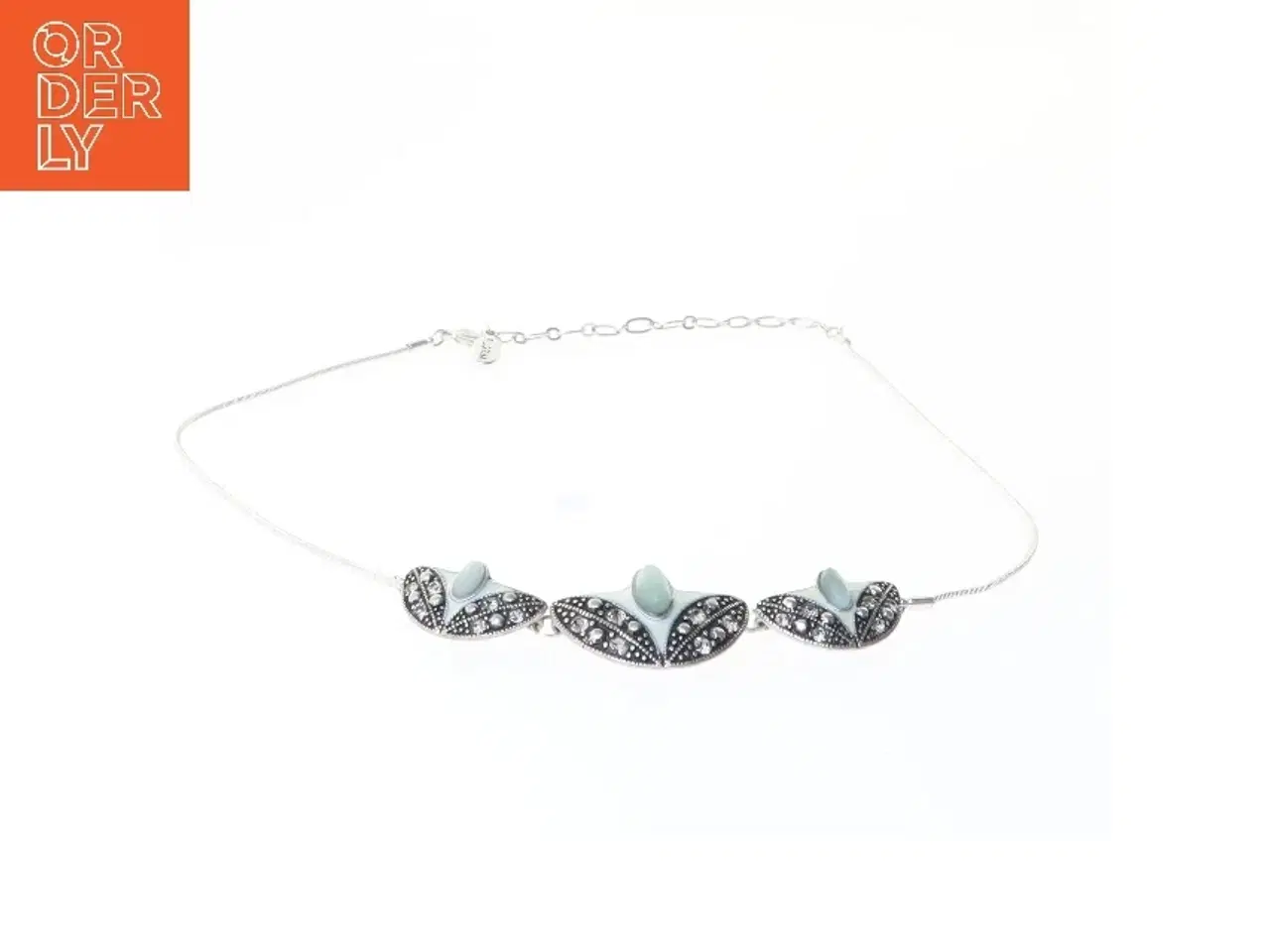 Billede 2 - Sølvfarvet halskæde med dekoration (str. 45 cm)