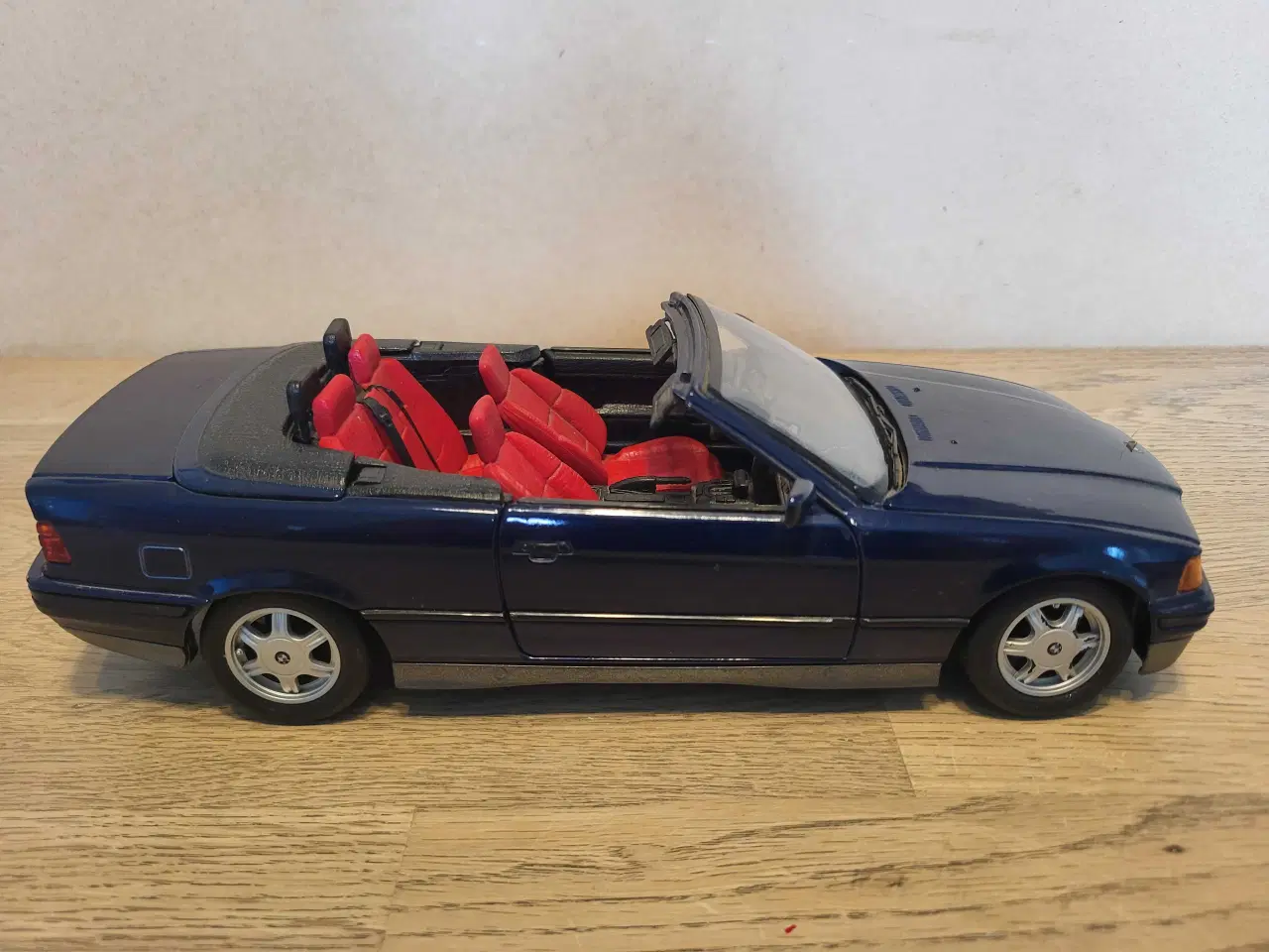 Billede 2 - Modelbil, BMW 325i Cabriolet 1993.  Skala 1/18.