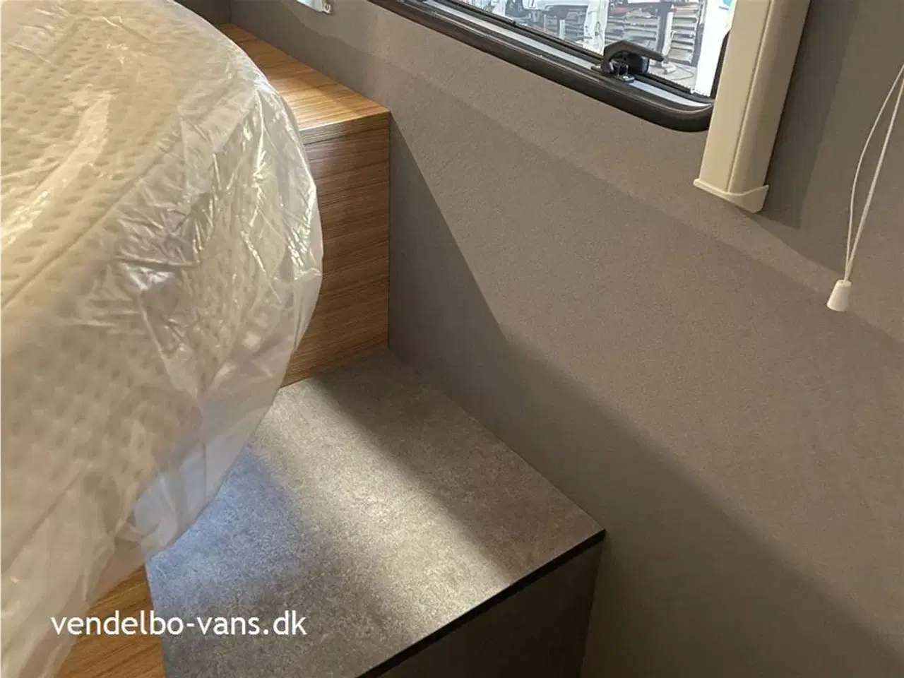 Billede 8 - 2023 - Dethleffs Just T 7052 DBM - 90 Year   Fritstående dobbeltseng med ekstra  stor garage neden under