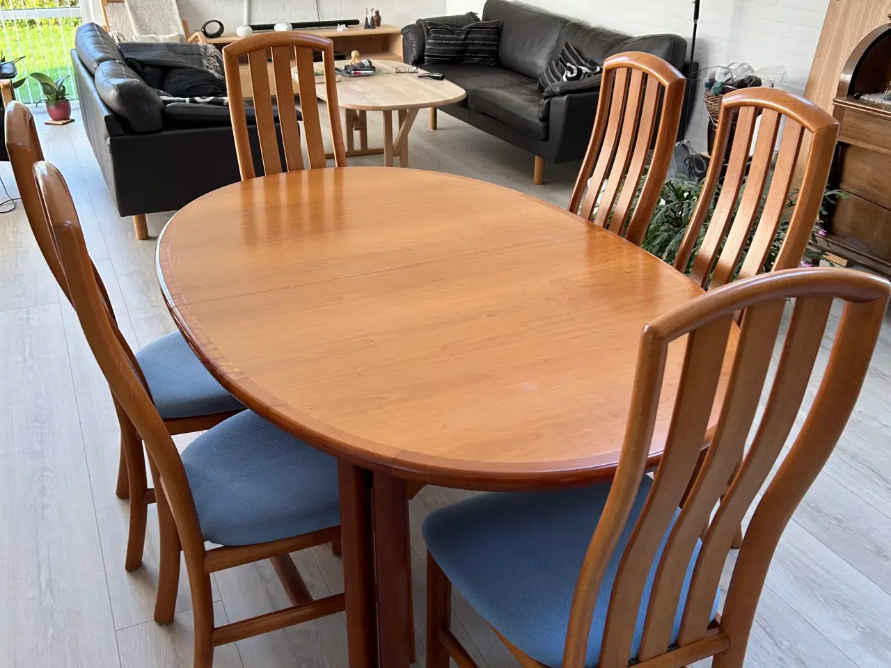Billede 1 - Stort spisebord i kirsebær + 6 stole. Skovby.