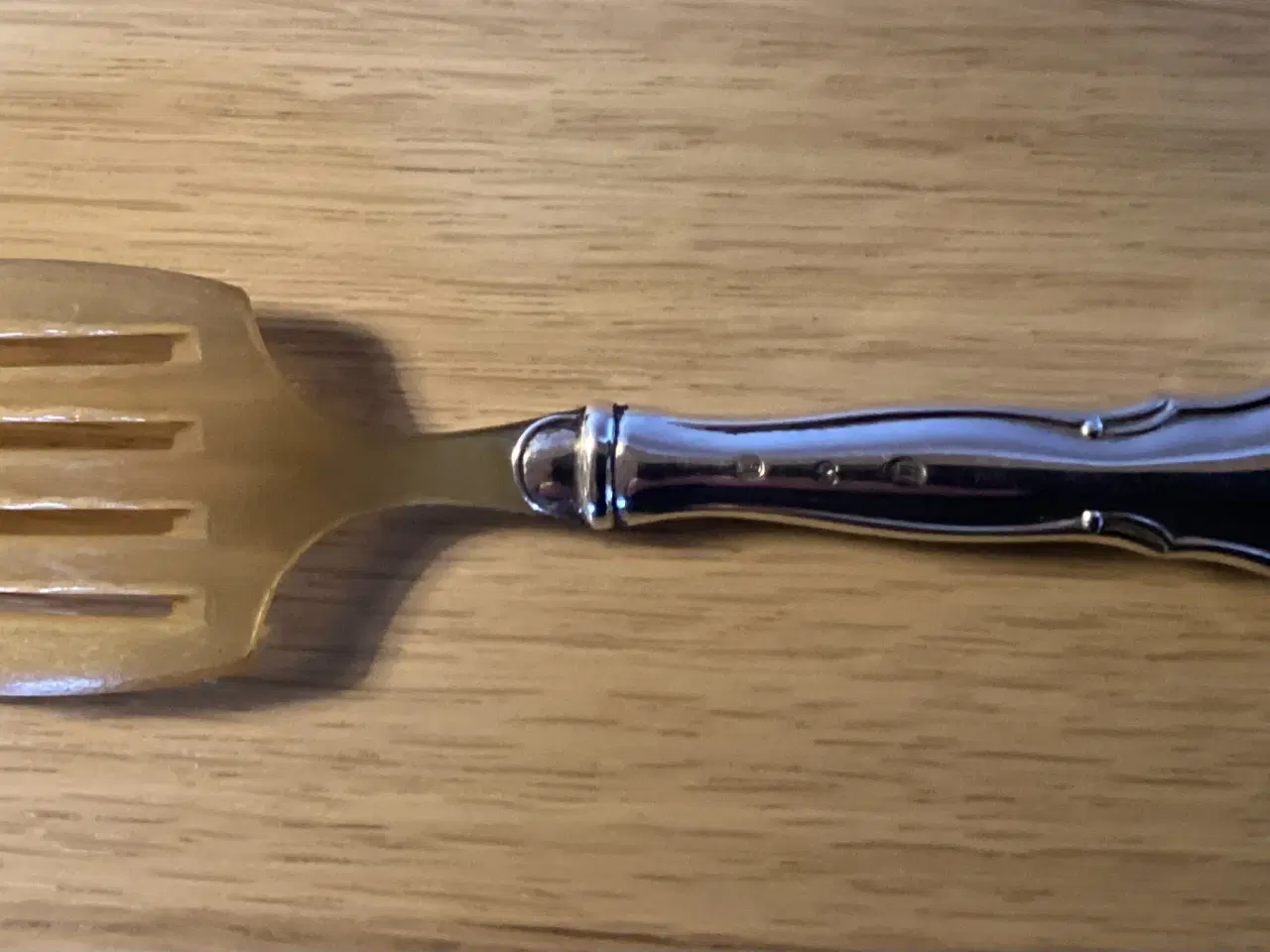 Billede 2 - SOLGT.    Ambrocius Sardin-gaffel med skaft i Sølv