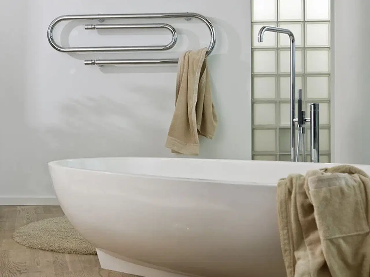 Billede 1 - Strømberg Bad, Eclipse krom håndklædetørre til vand. Helt ny 1250x373