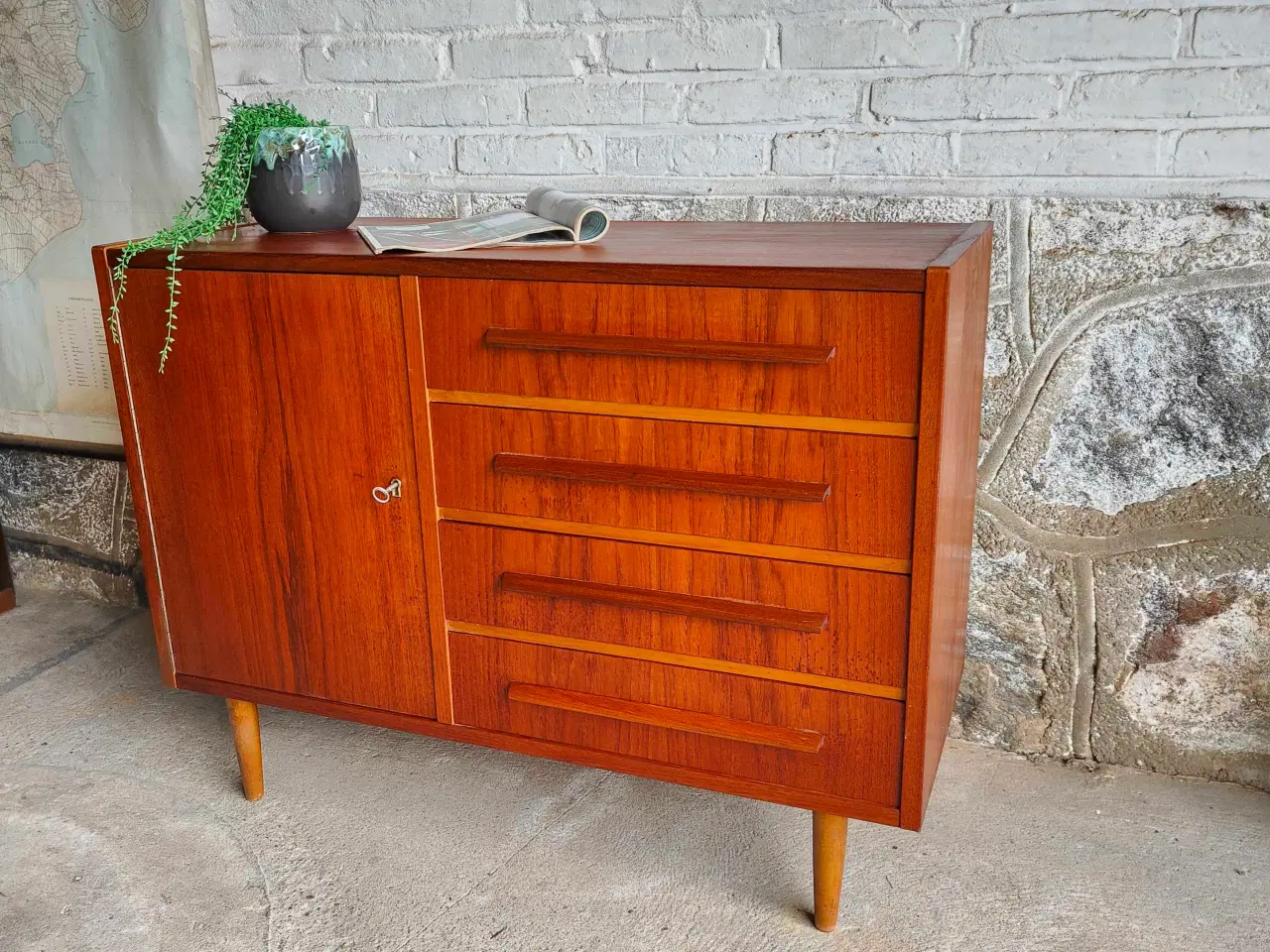 Billede 1 - Mindre lav teaktræs skænk med skuffer og låge