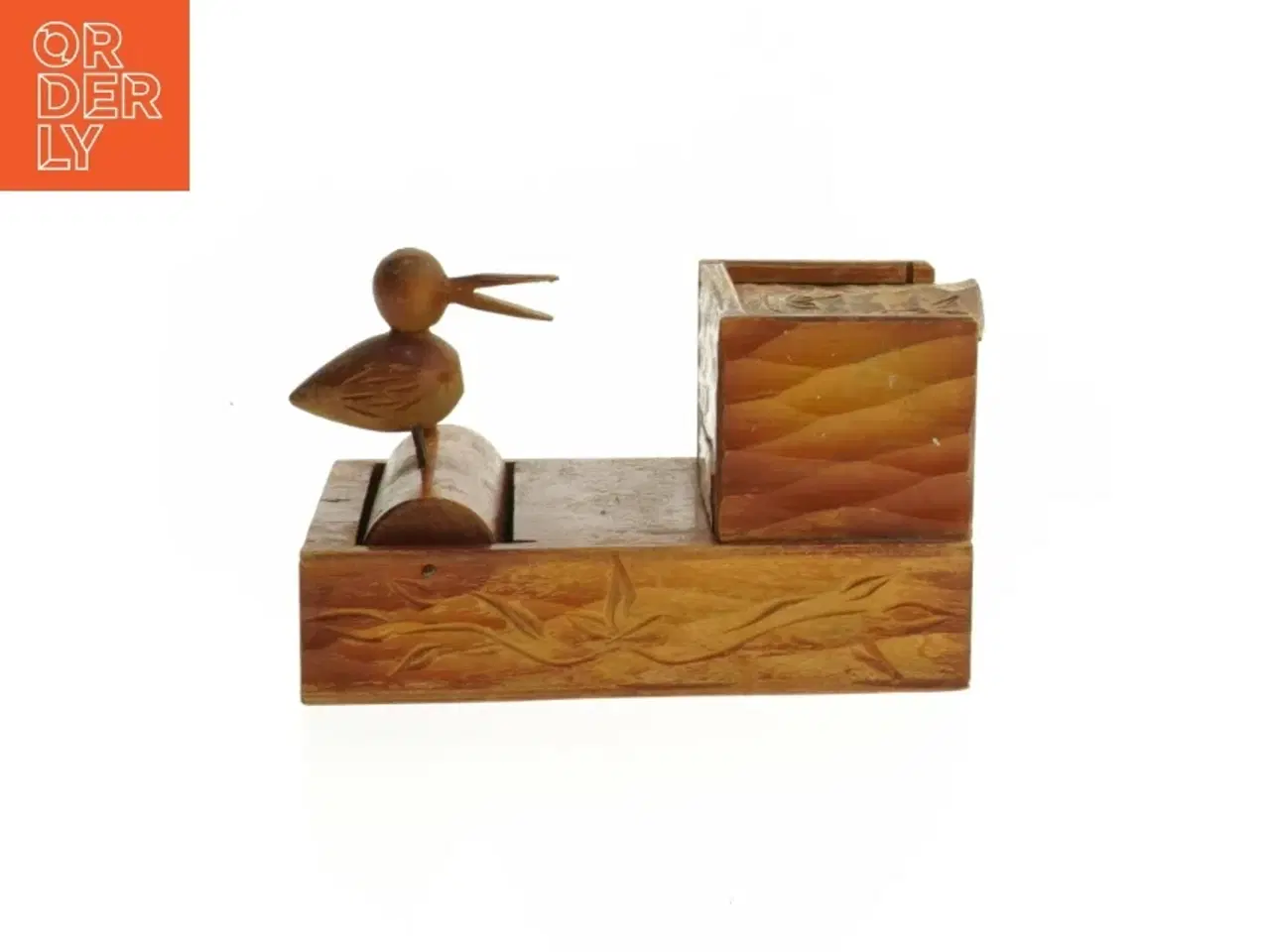 Billede 1 - Træfigur i form af en fugl der kan tage cigarettermed holder (str. 15x10 cm)