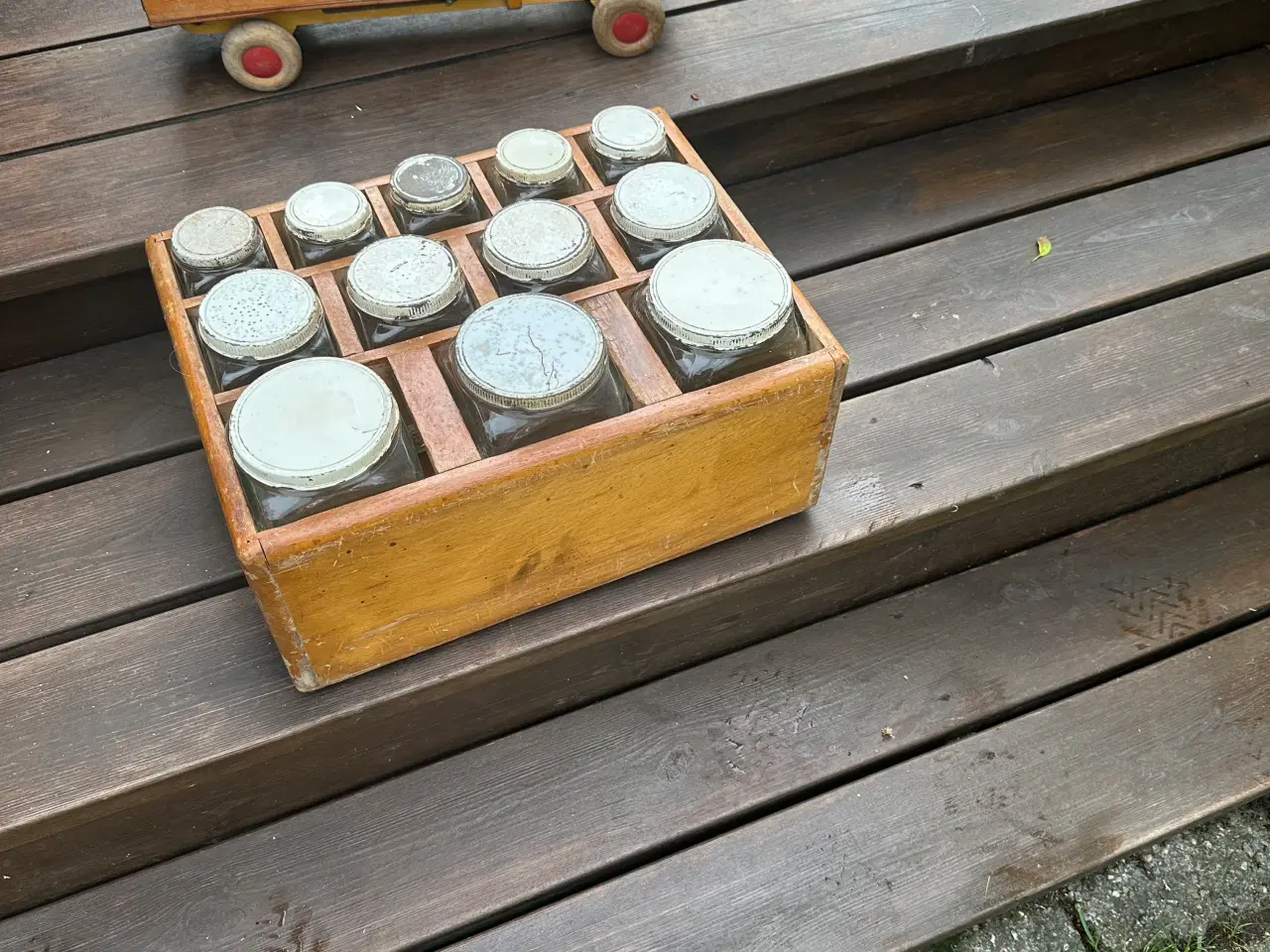 Billede 1 - Retro krydderihylde med 12 glas – vintage køkkenop