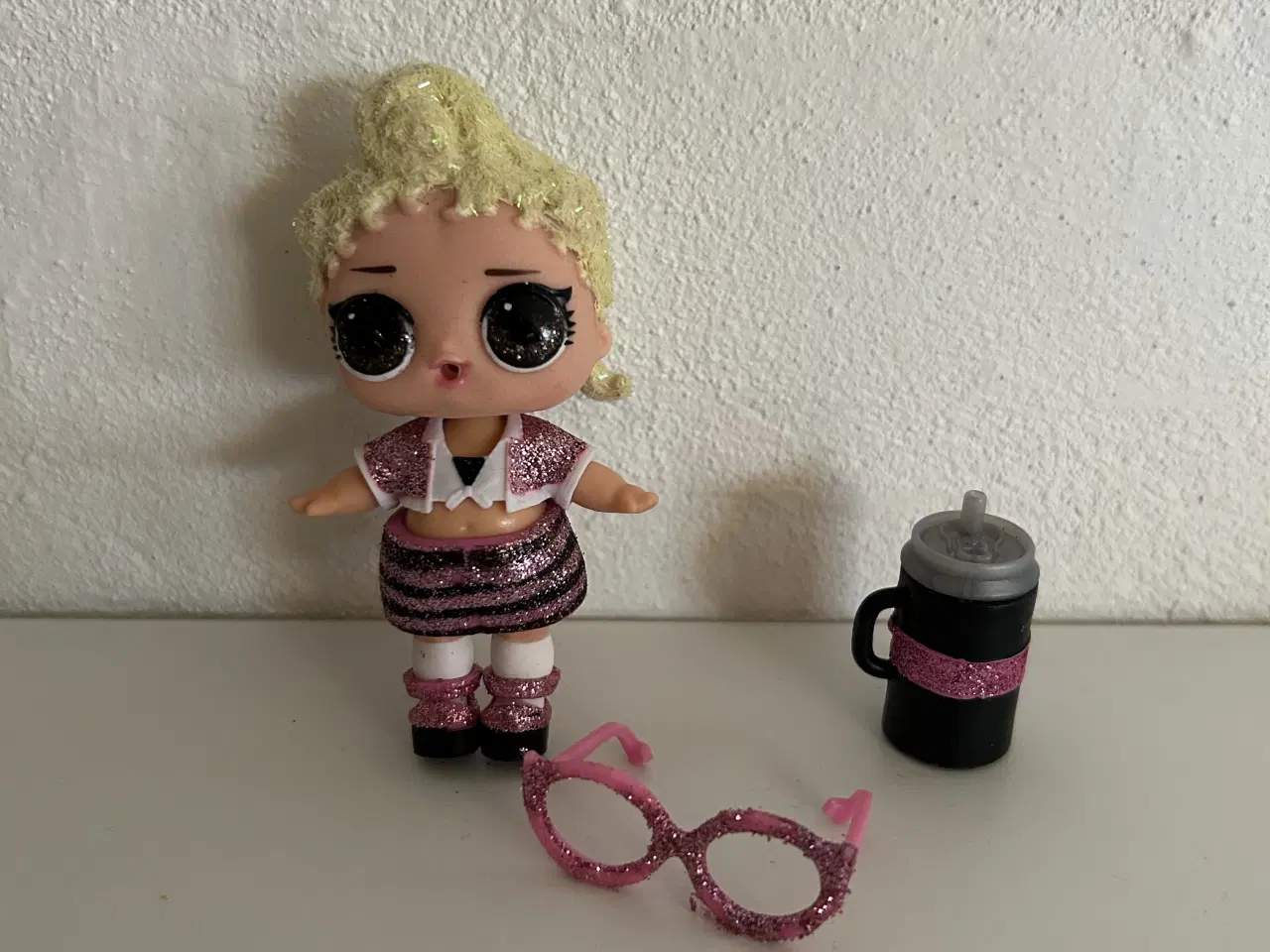 Billede 1 - L.O.L dukke med tilbehør