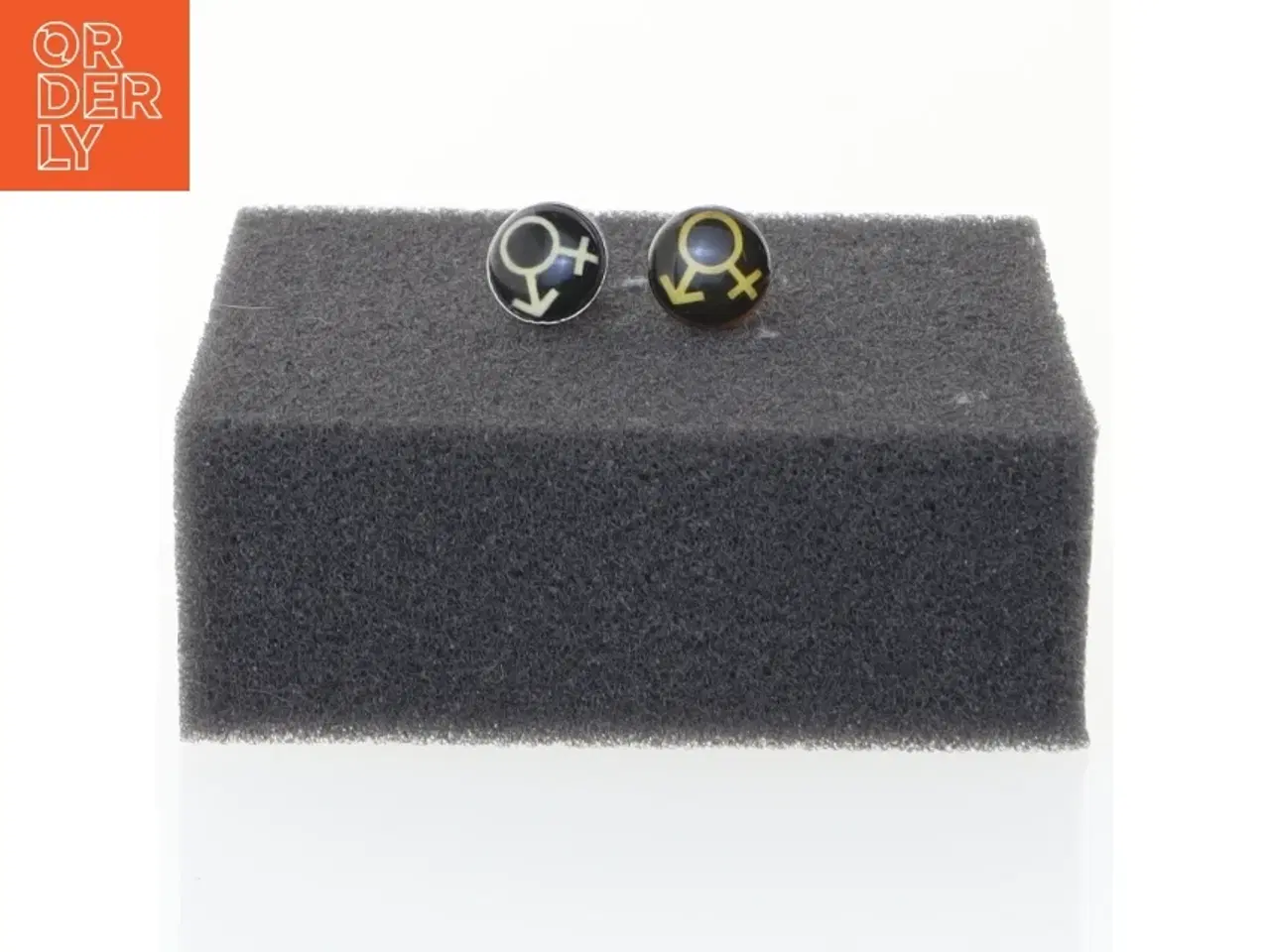 Billede 1 - Runde ørestikker med symboler fra charlotte russe (str. Ø 1 cm)