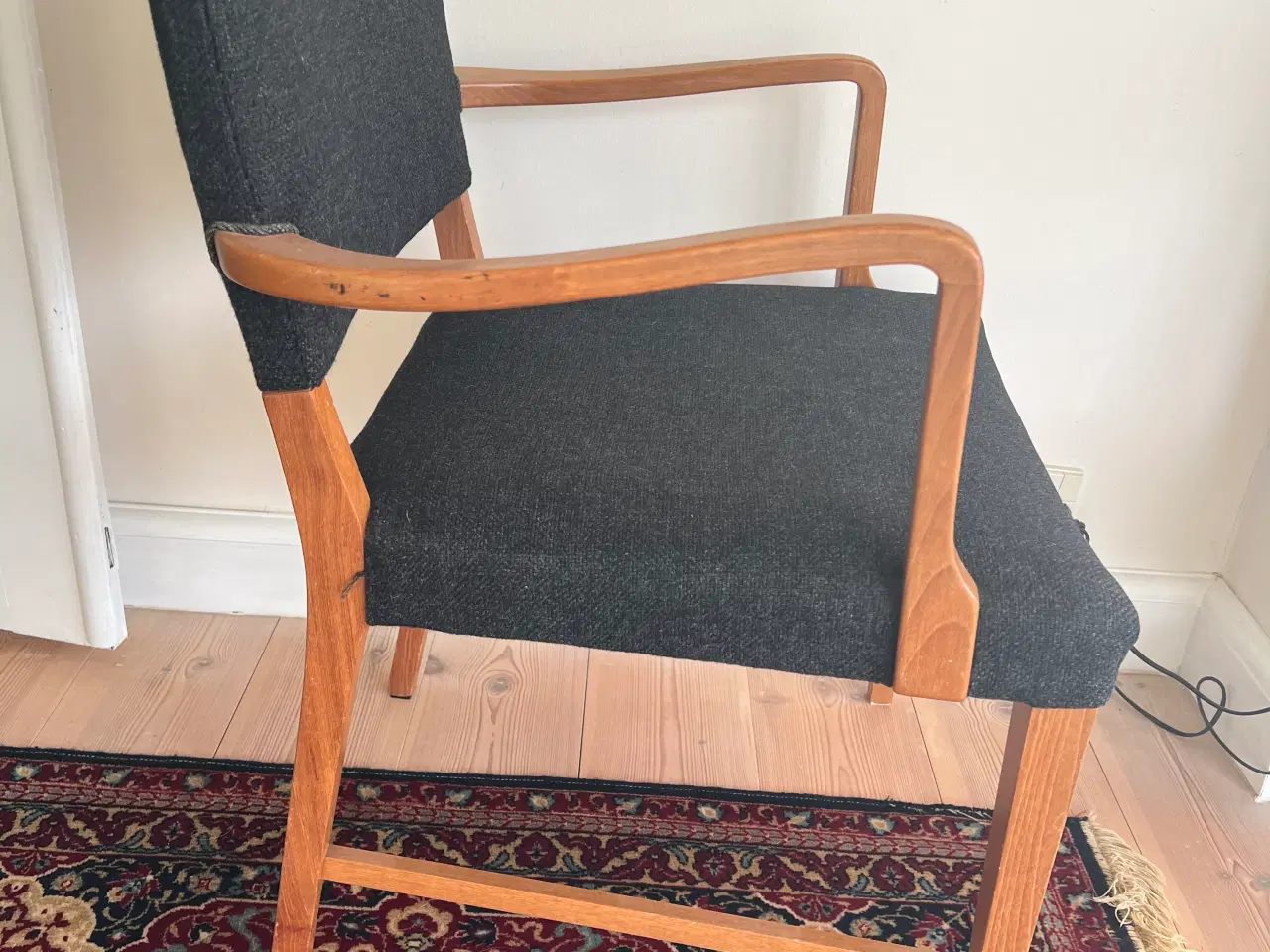 Billede 2 - Lænestol med armlæn og betræk i sort uld 