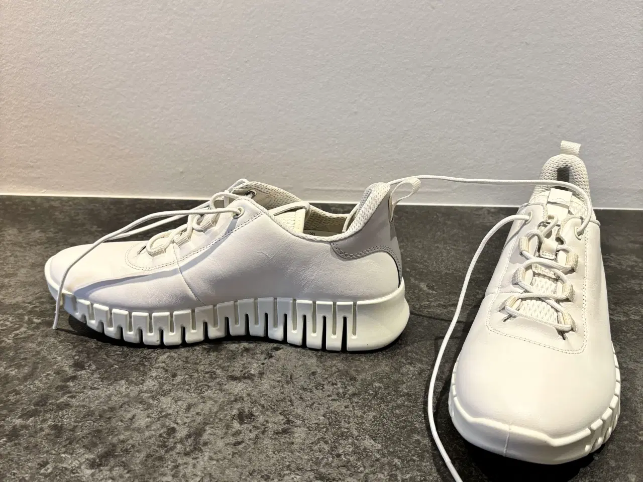 Billede 5 - Hvide sneakers - helt nye