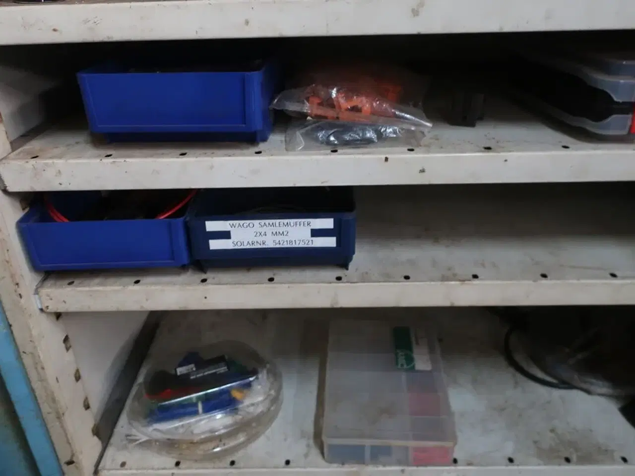 Billede 6 - Stålskab med indhold