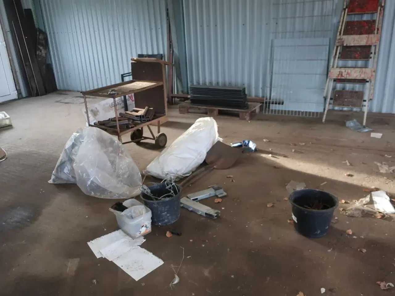 Billede 13 - 2 stk. rullebukke, paller, reoler, reservedele, værktøj, stiger m.m.