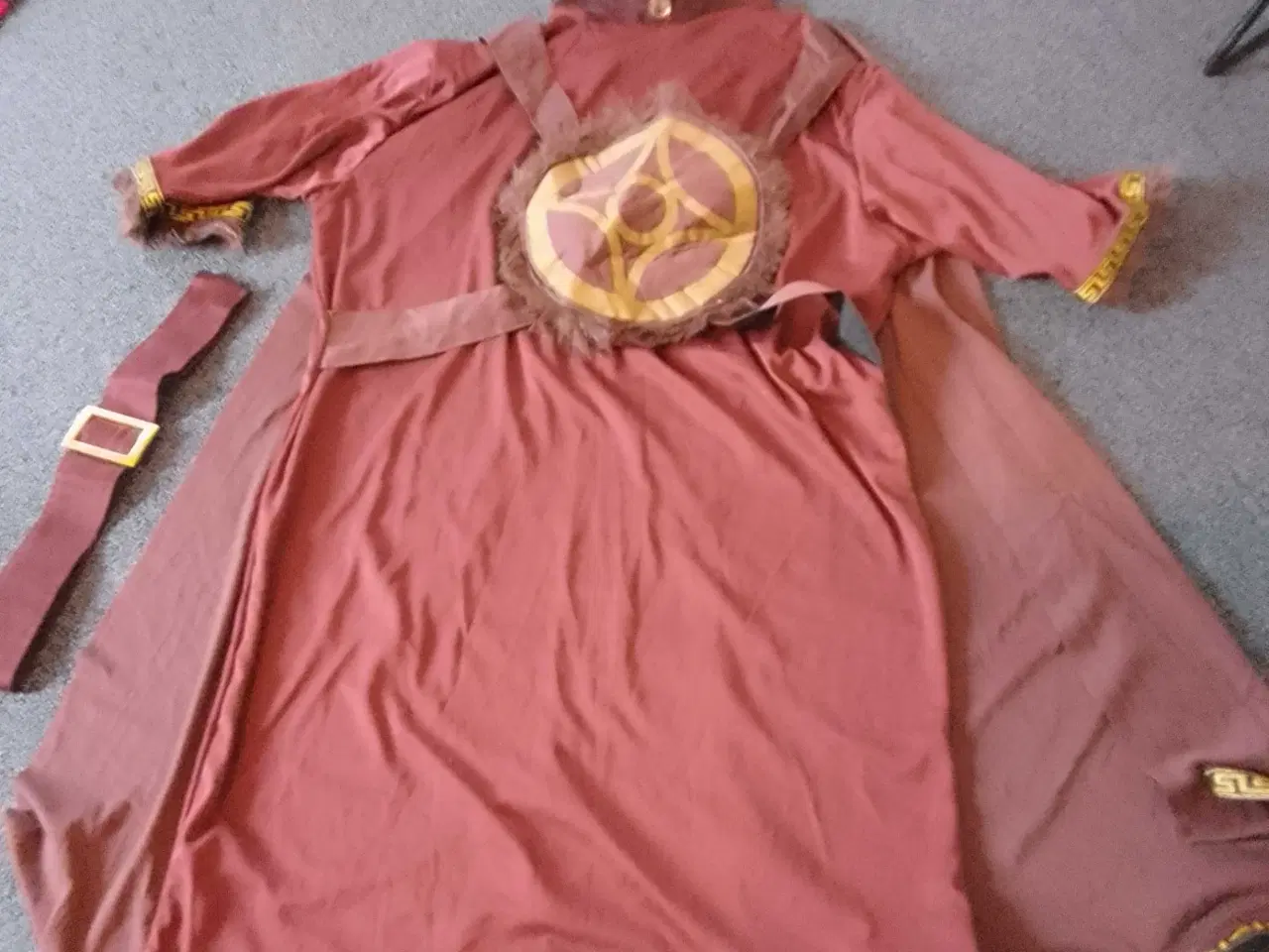 Billede 1 - Viking kostume  Med kappe og bælte Str L