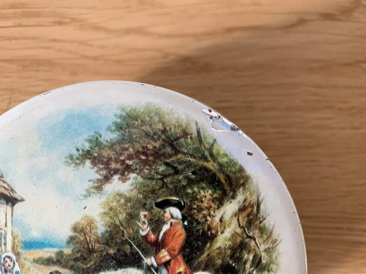 Billede 4 - Rund gammel dåse med et billede af en jagtscene