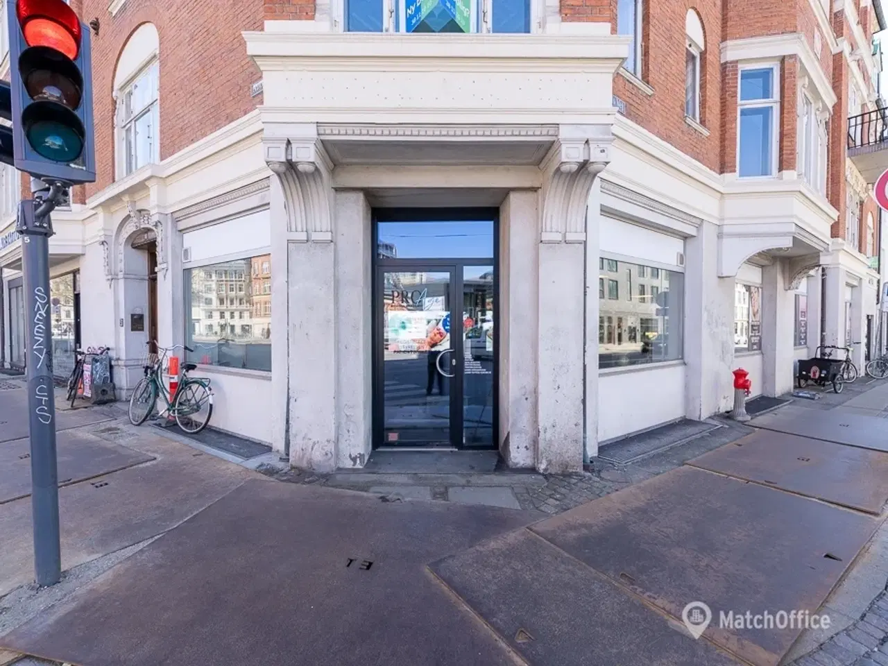 Billede 2 - UDLEJES: Stort og veleksponeret butikslejemål på hjørnet af Åboulevard og H.C. Ørsteds Vej