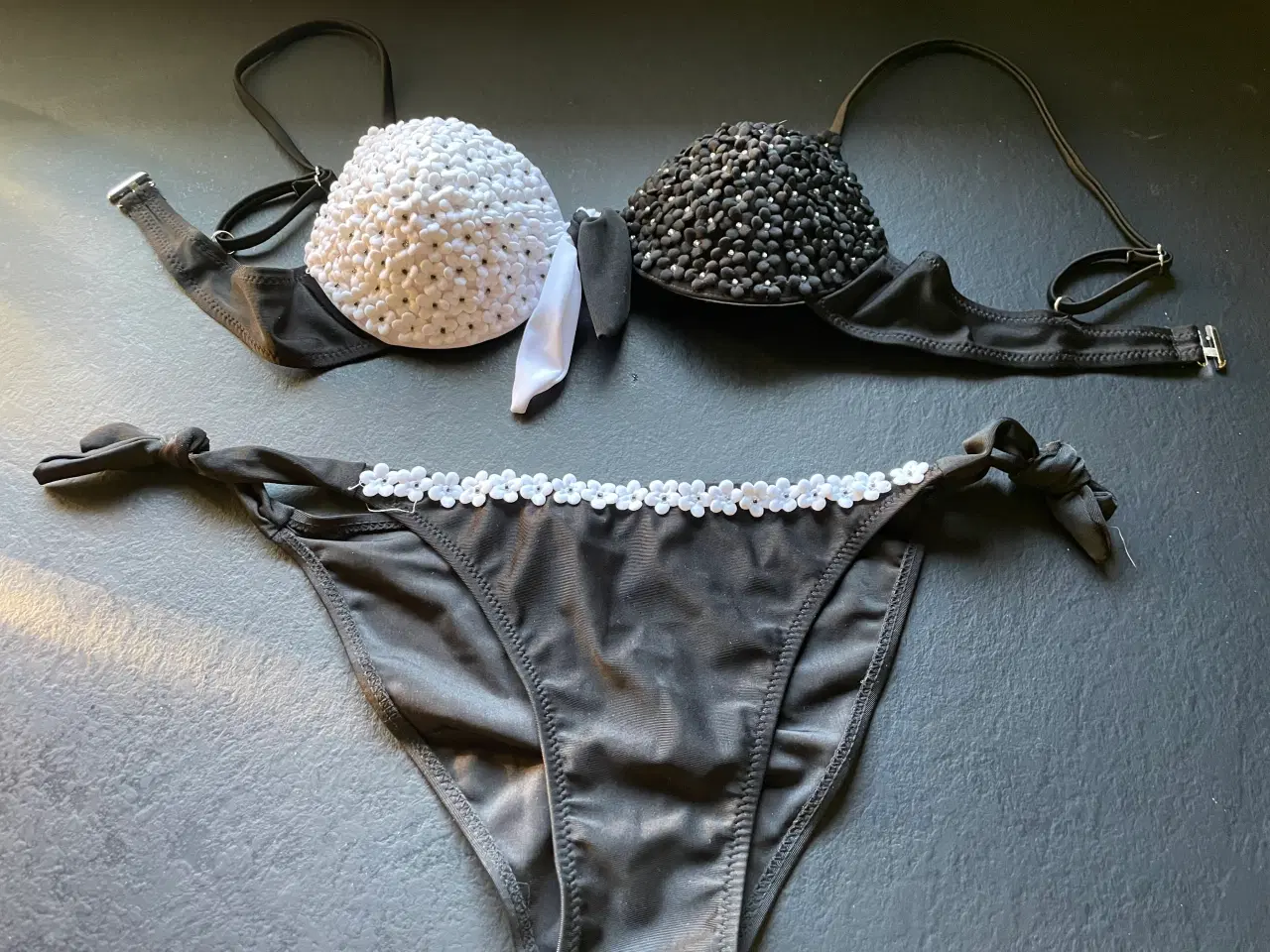 Billede 3 - Helt unik sort/hvid bikini med små blomster 