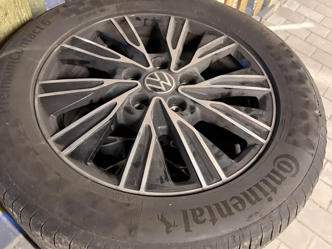 Billede 1 - Sommerdæk på alufælg til Multivan - T7