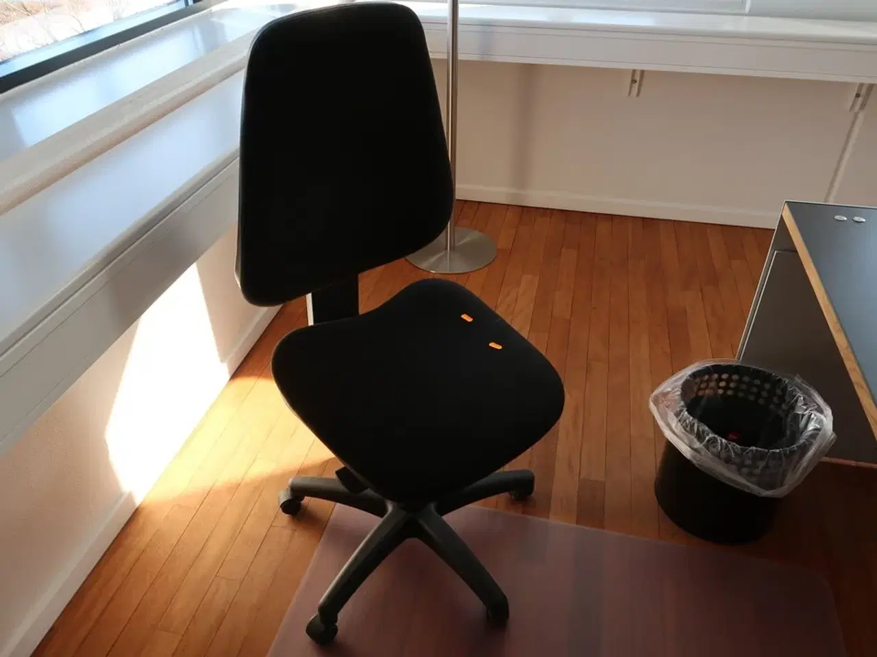 Billede 8 - El. hæve/sænke skrivebord MONTANA Djob samt kontorstol