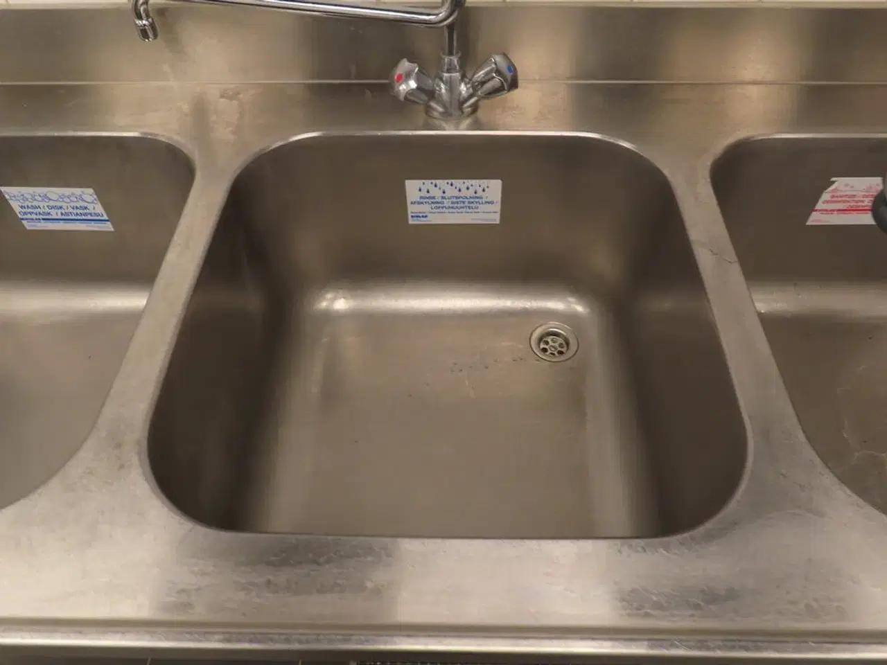 Billede 5 - Vaskebord med tre kummer