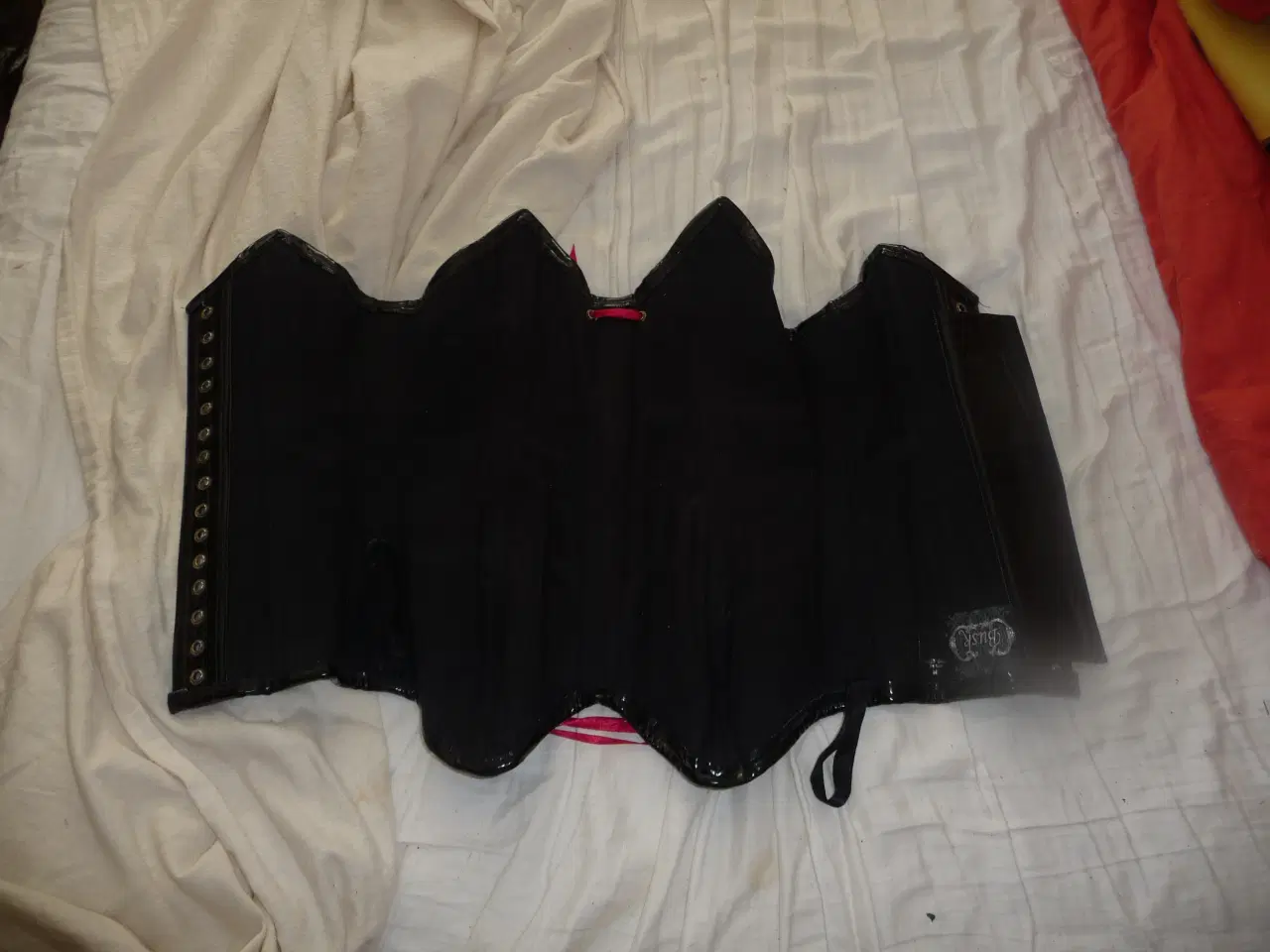 Billede 1 - lak corset står det er en str M men er en str S