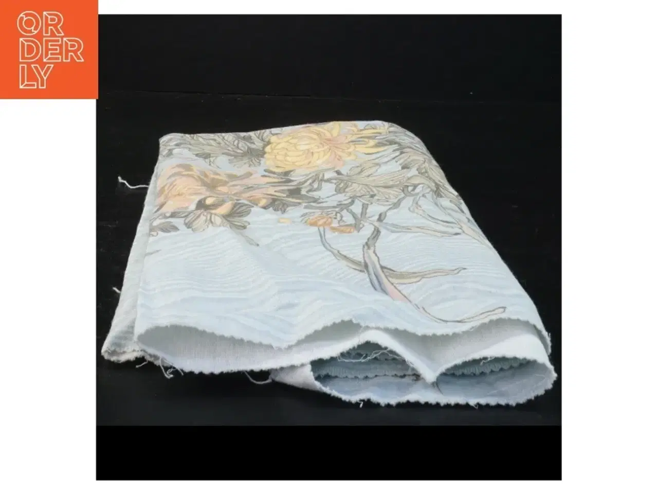 Billede 2 - Blomstret stof (str. 60 x 68 cm)