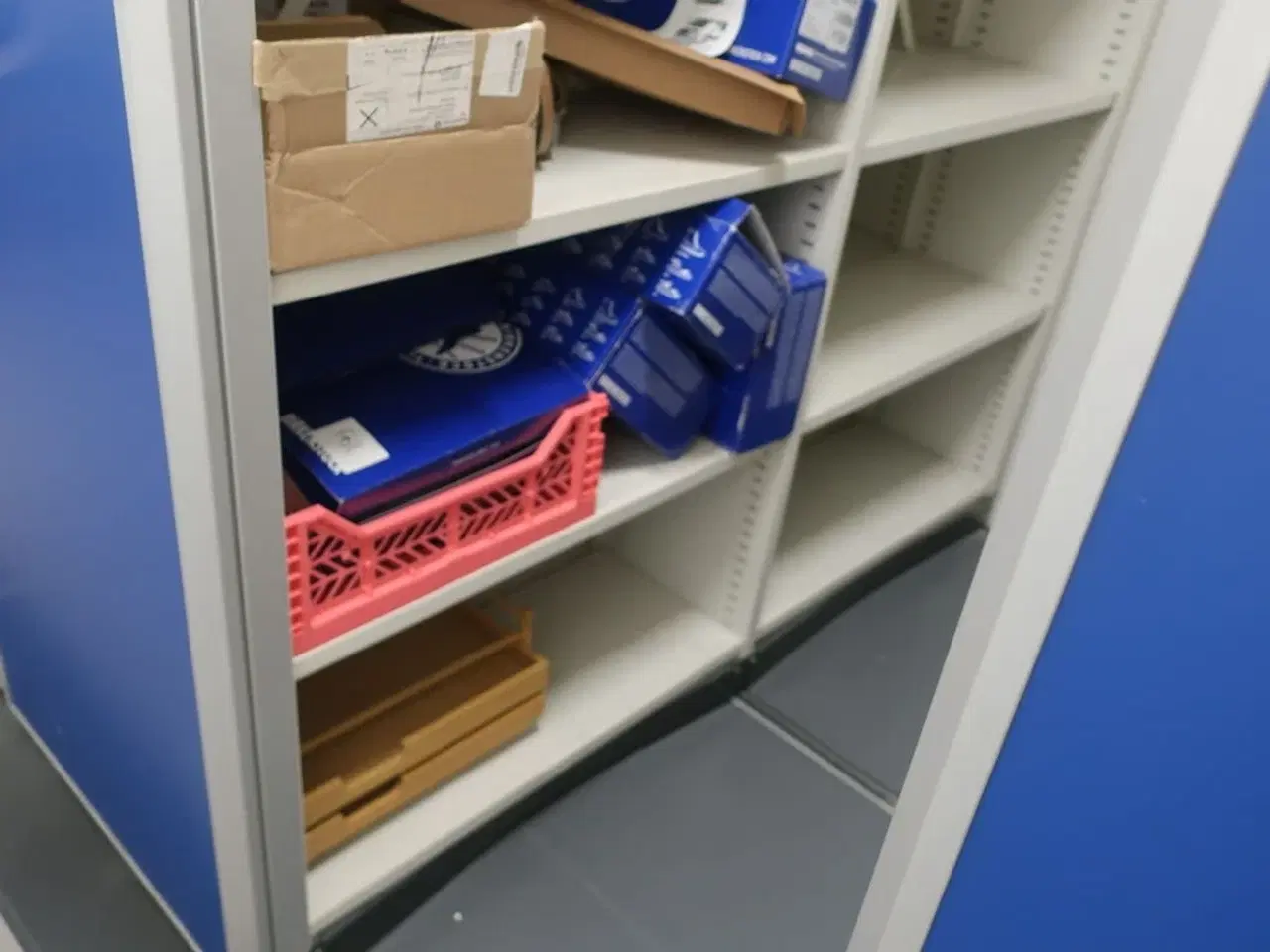 Billede 4 - Alt indhold i reoler