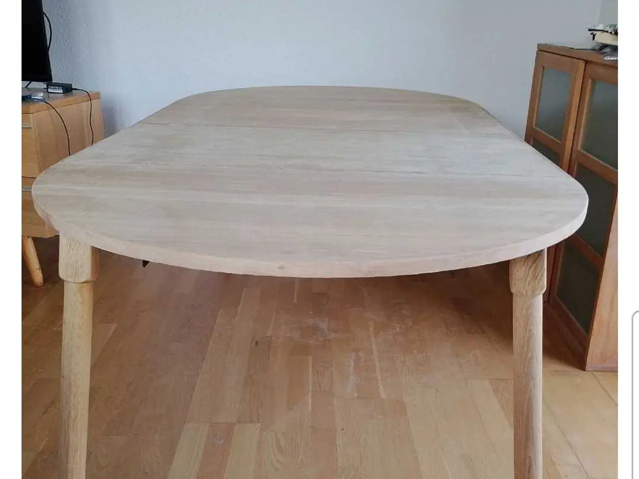 Billede 1 - Rundt massivt egetræsbord i højeste kvalitet sælge