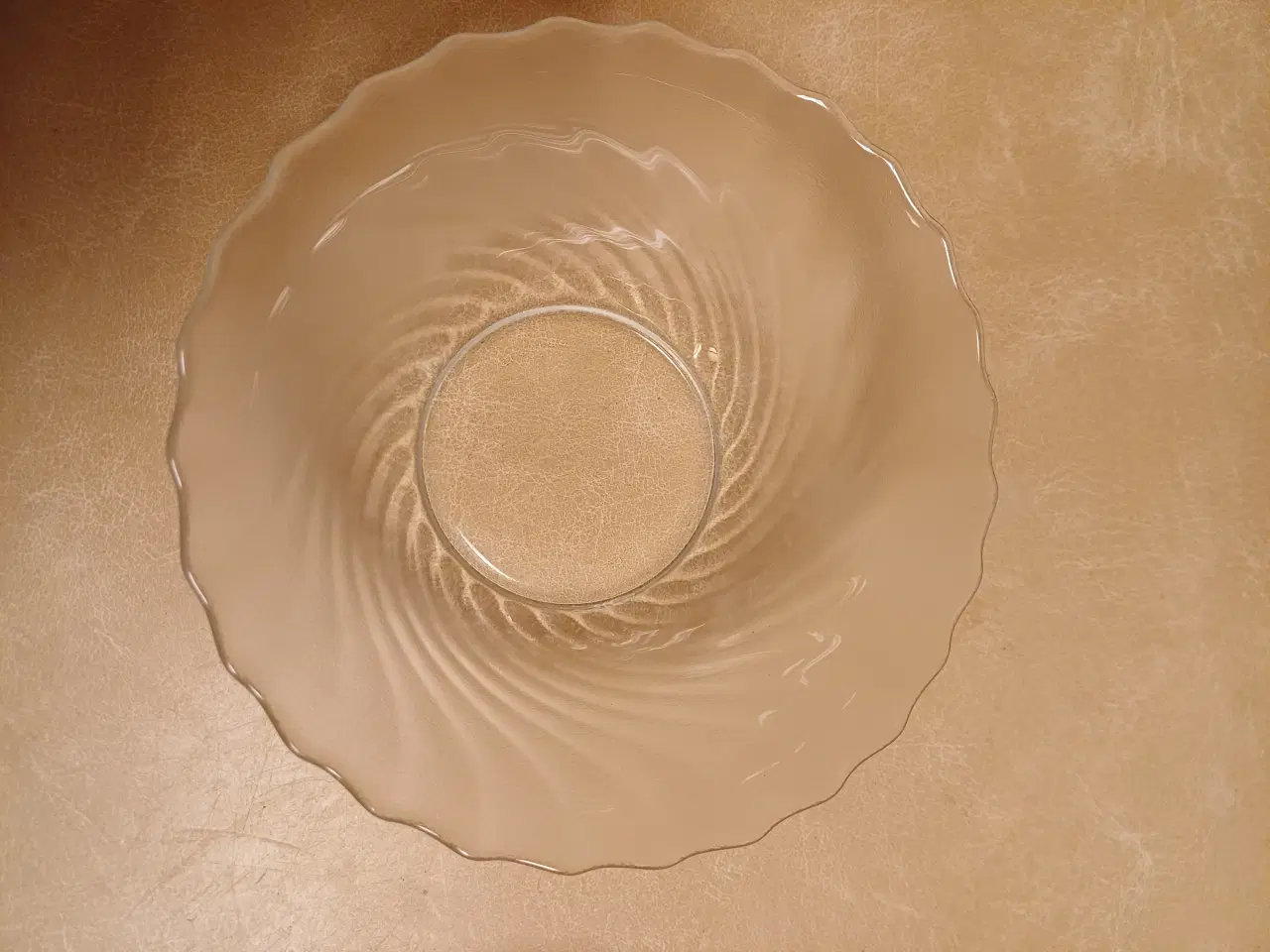 Billede 2 - Glas skål matteret med mønster og bølget kant