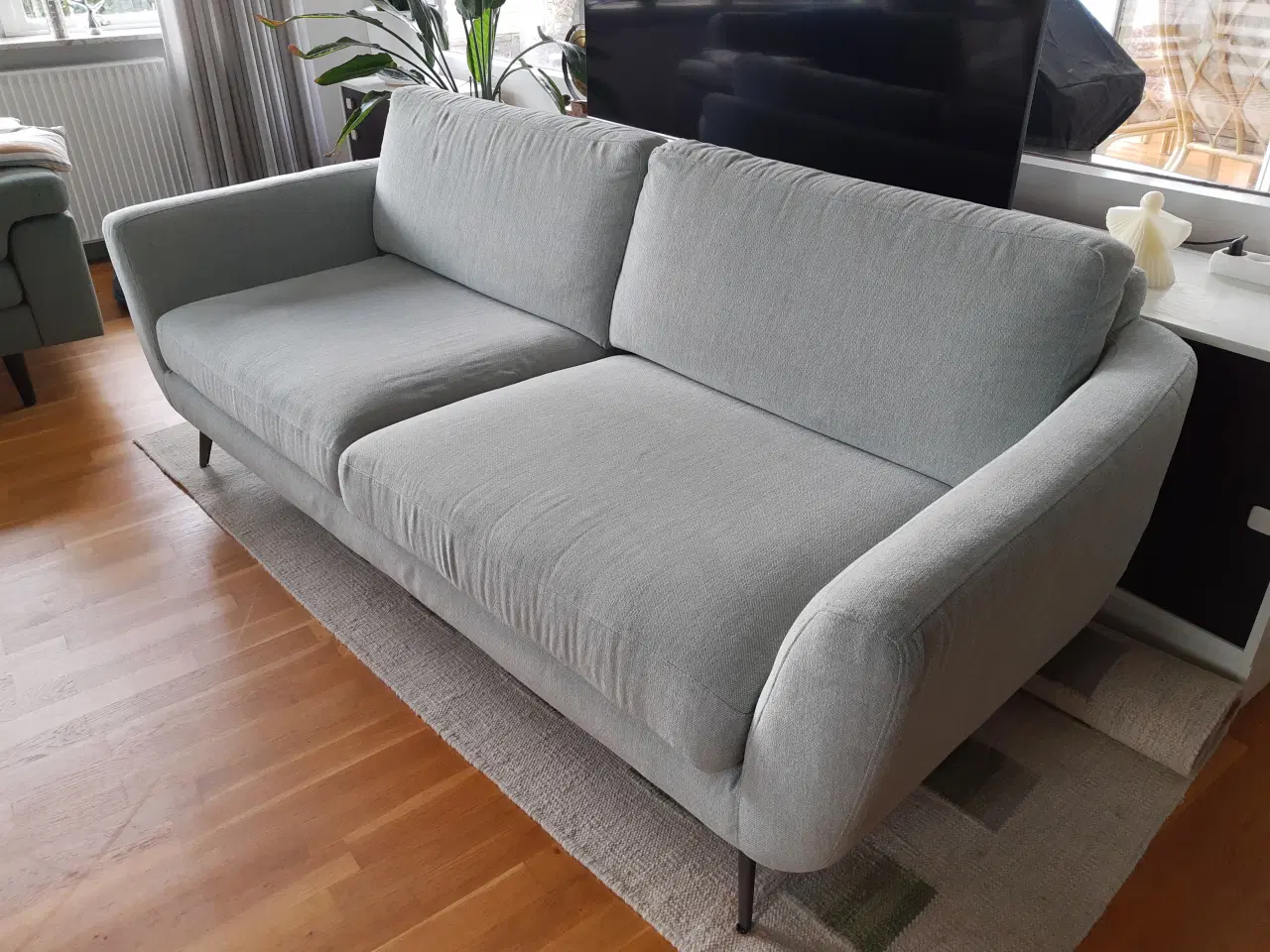 Billede 2 - Pæn lys grøn-blå-hvid sofa