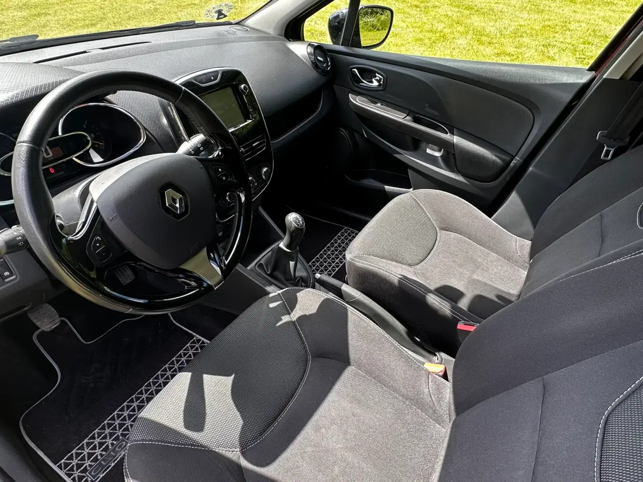 Billede 10 - Flot nysynet Renault Clio med lav KM...