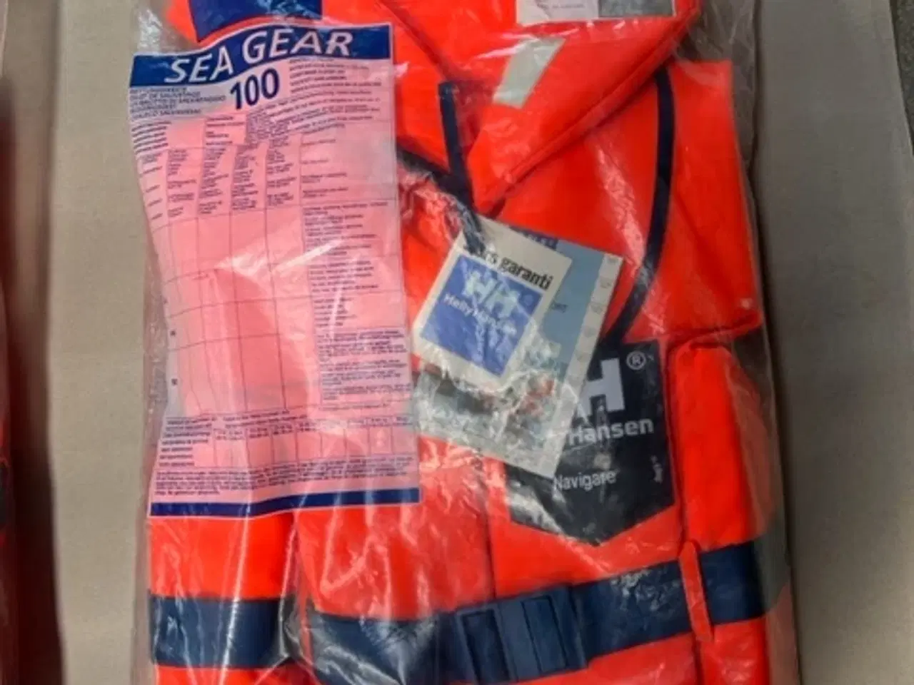 Billede 1 - Svømmeveste Helly Hansen - 2 stk. 70-90 kilo