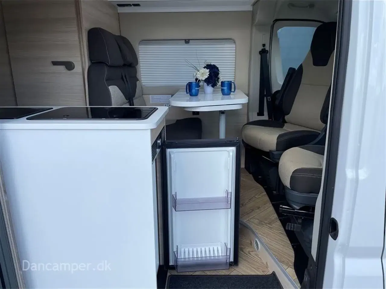 Billede 16 - 2024 - Chausson First Line V594 MAX   Nedsat med kr. 62.800,- Super spændende van med to dobbeltsenge på tværs i køjesystem. 2,2, L motor , 140 HK, solcelle og markise m.m.