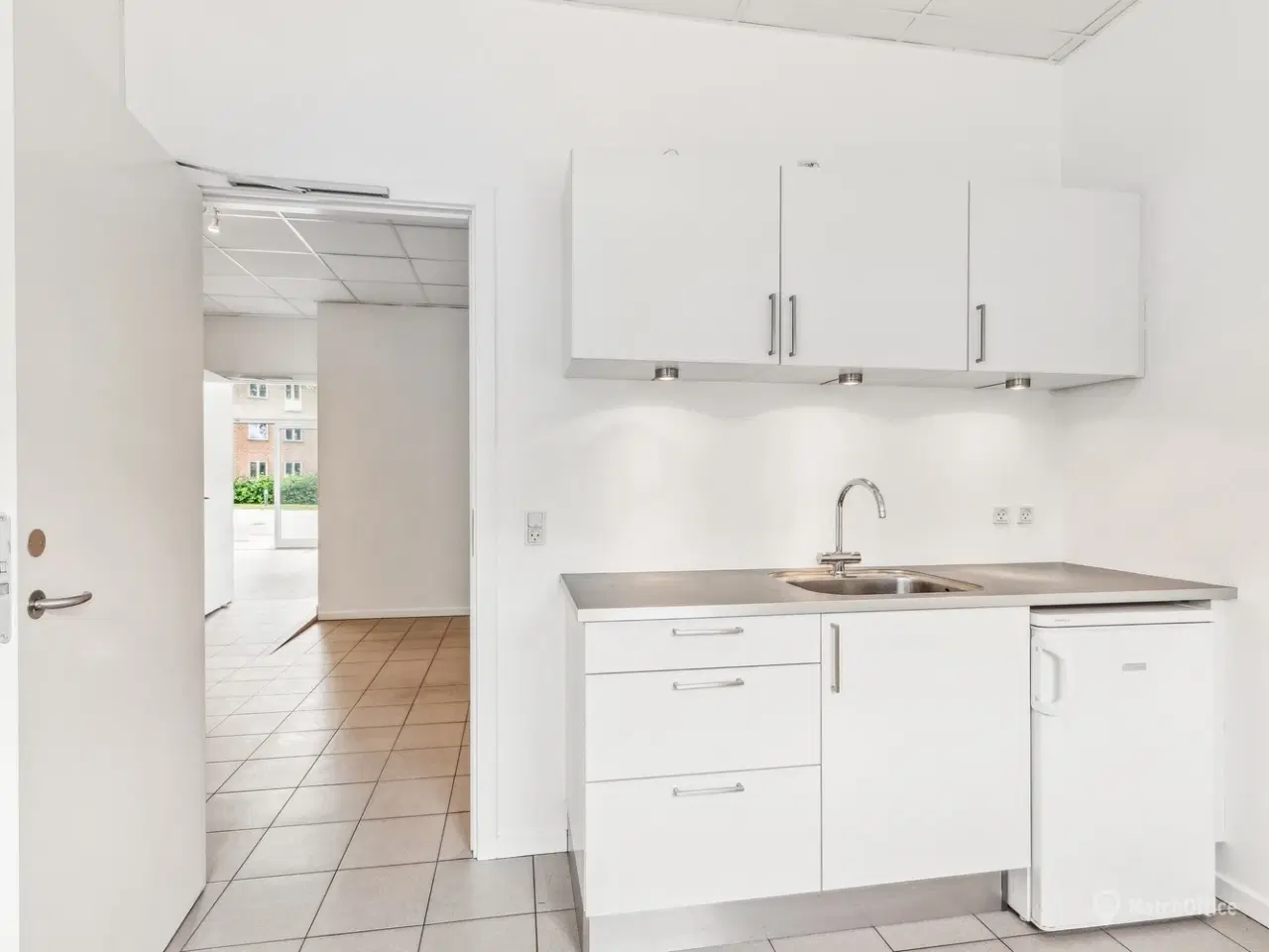 Billede 7 - 112 m² lyst butikslokale med stor eksponering og brede facadevinduer.