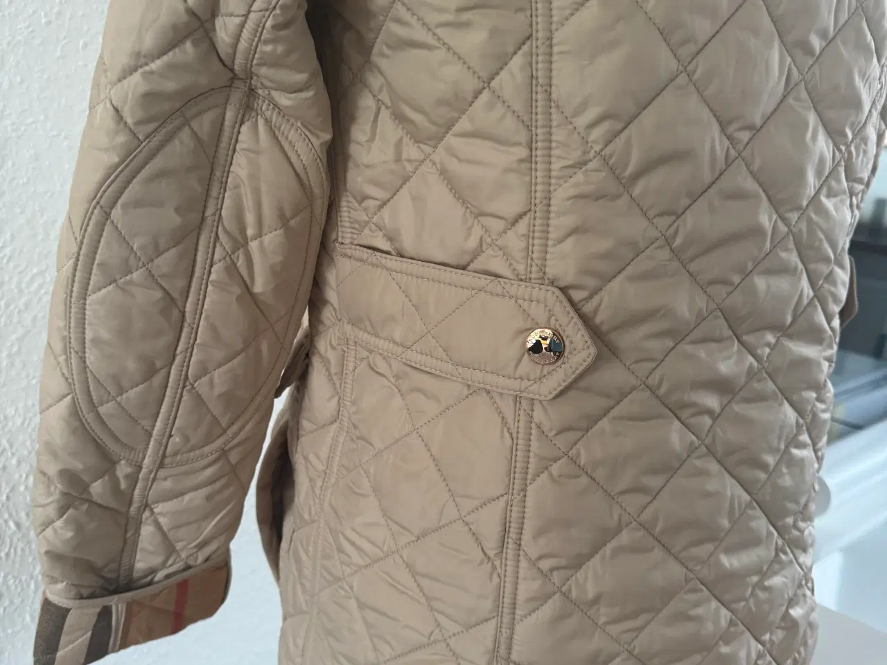 Billede 3 - Burberry quiltet jakke – beige, næsten som ny