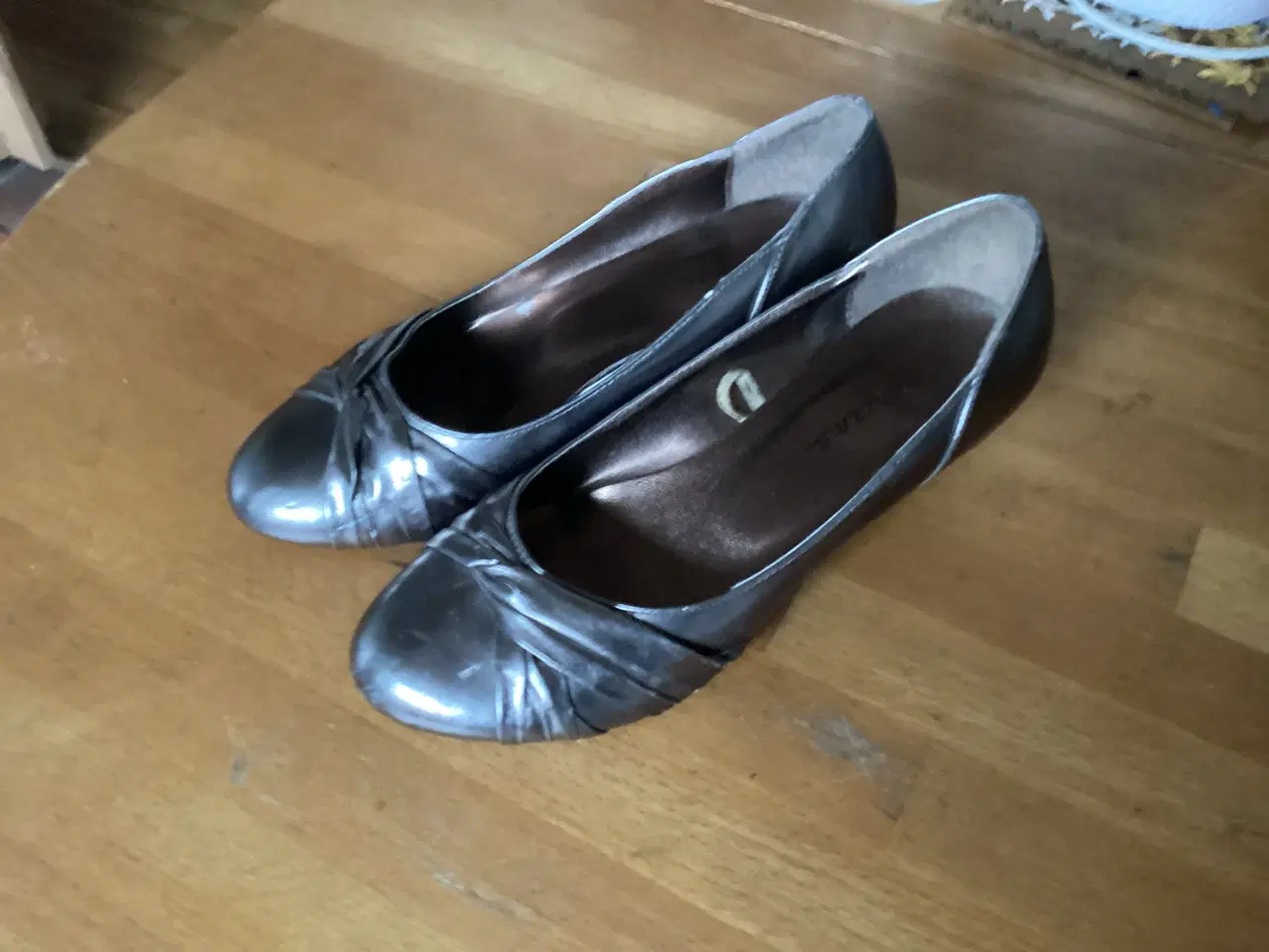 Billede 1 - 2 Par Dame sko. Str. 38. Sølv farvet  Brun