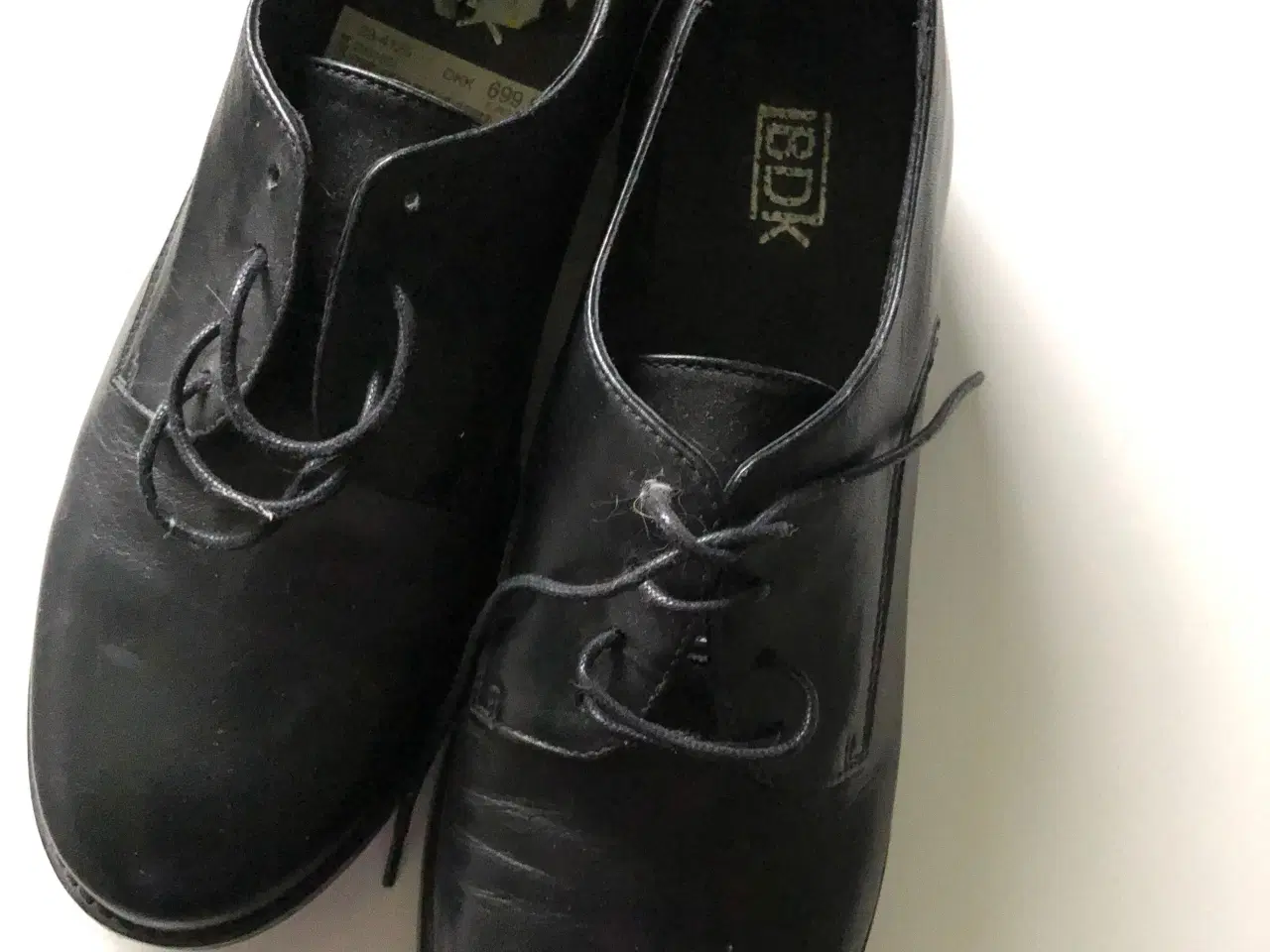 Billede 1 - Nye sorte snørre sko med glatte såler lædersåler