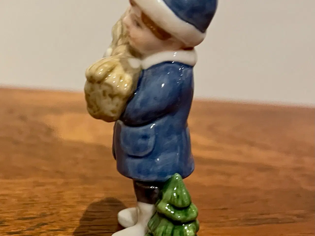 Billede 4 - Dreng med et bundt hø/juleneg - Bing & Grøndahl