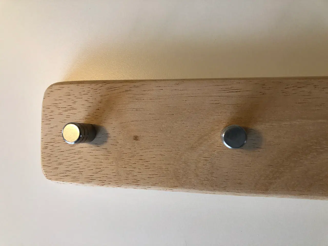 Billede 2 - Knagerække i lyst træ