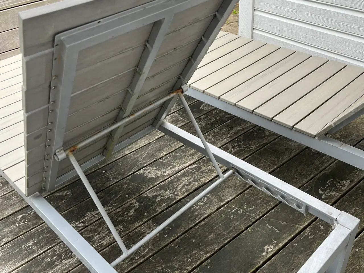 Billede 2 - To liggestole og en bænk (inkl. to liggehynder)