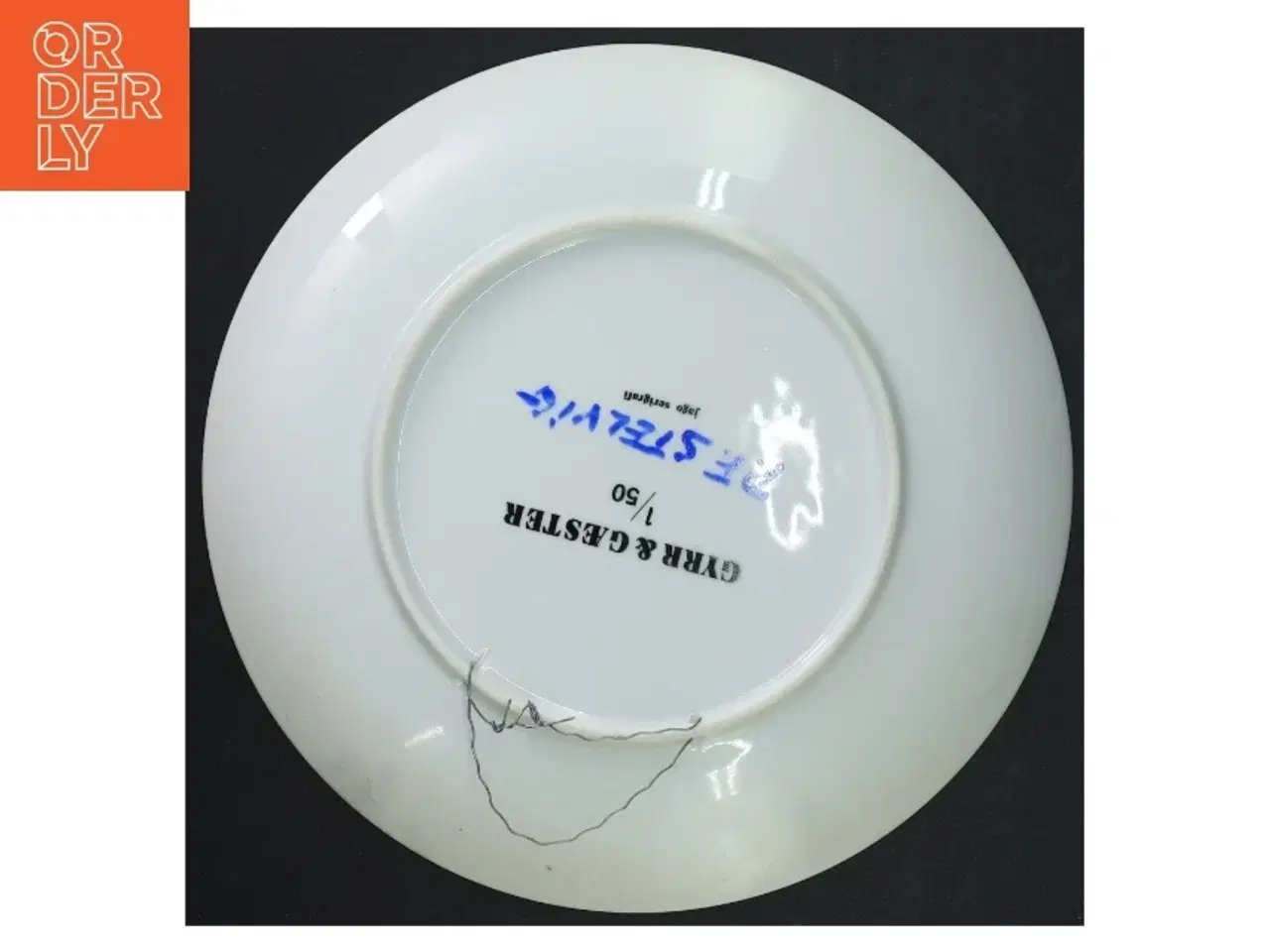 Billede 3 - Kunstnerisk porcelænstallerken fra Gyrr Og Gæster (str. 24 cm i diameter)